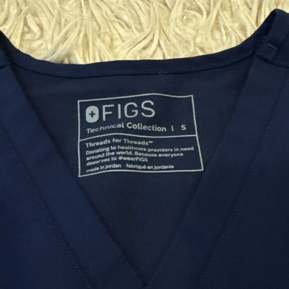 Figs purple scrubs top size small - Picture 2 of 4